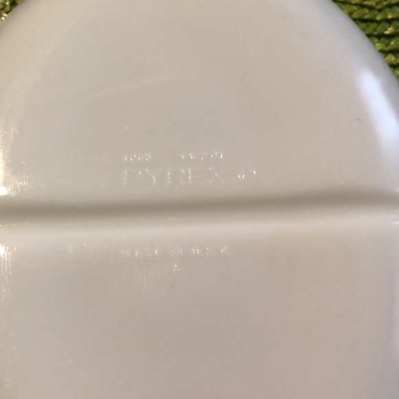1.5 quart white Pyrex divided casserole dish - Picture 2 of 3